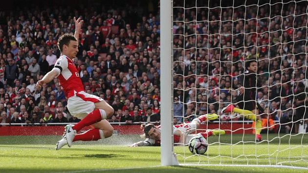 Leroy Sané (zcela vpravo) z Manchesteru City střílí první gól ligového duelu proti Arsenalu. Leroy Sané (zcela vpravo) z Manchesteru City střílí první gól ligového duelu proti Arsenalu.