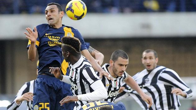 Paul Pogba (uprostřed zády) z Juventusu v souboji s Rafaelem Marquesem z Hellasu Verona. Paul Pogba (uprostřed zády) z Juventusu v souboji s Rafaelem Marquesem z Hellasu Verona.