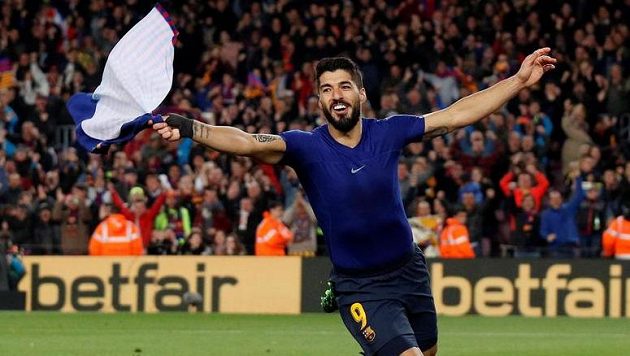 Útočník Barcelony Luis Suárez se svlečeným dresem oslavuje svůj gól proti Atlétiku Madrid. Útočník Barcelony Luis Suárez se svlečeným dresem oslavuje svůj gól proti Atlétiku Madrid.