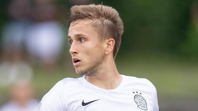 Christián Frýdek ze Sparty během přípravného utkání v Benešově. Christián Frýdek ze Sparty během přípravného utkání v Benešově.