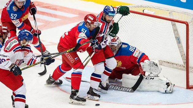 Český útočník Lukáš Krenželok (vlevo) střílí úvodní gól v souboji s Ruskem. Český útočník Lukáš Krenželok (vlevo) střílí úvodní gól v souboji s Ruskem.
