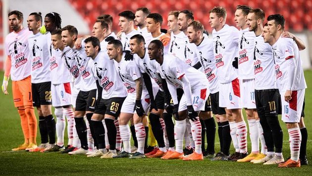 Fotbalisté Slavie Praha a Jablonce společně vyjádřili podporu pro zraněného Davida Hovorku. Fotbalisté Slavie Praha a Jablonce společně vyjádřili podporu pro zraněného Davida Hovorku.