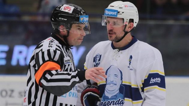 Petr Vampola v diskusi s hlavním rozhodčím Petr Vampola v diskusi s hlavním rozhodčím