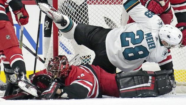 Brankár Caroliny Hurricanes Petr Mrázek zasahuje během utkání NHL proti San Jose Sharks Brankár Caroliny Hurricanes Petr Mrázek zasahuje během utkání NHL proti San Jose Sharks