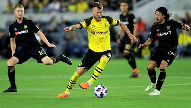 Andrij Jarmolenko už sice rok nehraje za Dortmund, ale jeho přestup z roku 2017 má pro Borussii stále dohru Andrij Jarmolenko už sice rok nehraje za Dortmund, ale jeho přestup z roku 2017 má pro Borussii stále dohru