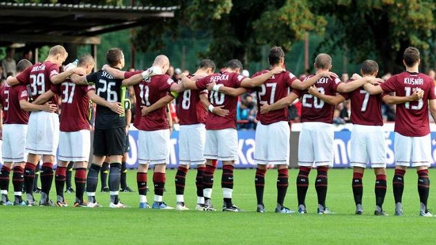 Fotbalisté Sparty drží před pohárovým zápasem v Pardubicích minutu ticha za hokejisty, kteří zahynuli při leteckém neštěstí v Rusku. O život přišli i čeští hráči Jan Marek, Karel Rachůnek a Josef Vašíček. Fotbalisté Sparty drží před pohárovým zápasem v Pardubicích minutu ticha za hokejisty, kteří zahynuli při leteckém neštěstí v Rusku. O život přišli i čeští hráči Jan Marek, Karel Rachůnek a Josef Vašíček.
