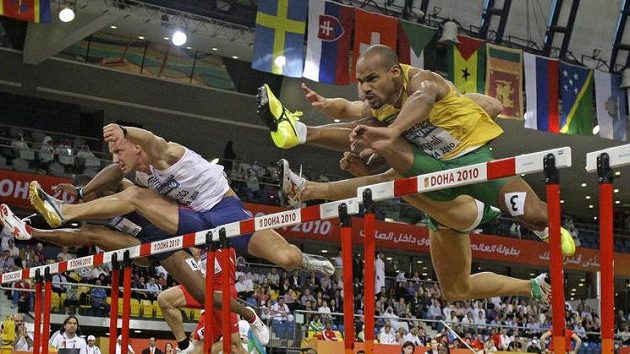 Český atlet Petr Svoboda (vlevo) při finále závodu na 60 metrů překážek na HMS v Dauhá. Český atlet Petr Svoboda (vlevo) při finále závodu na 60 metrů překážek na HMS v Dauhá.