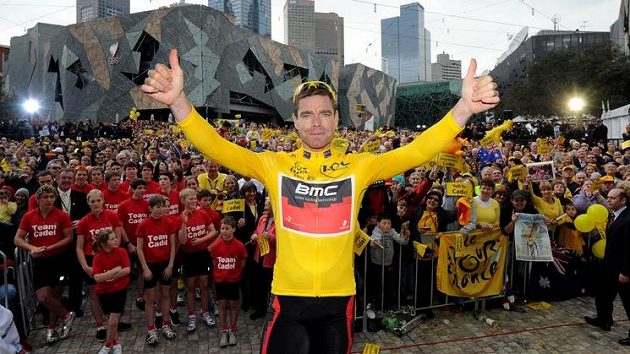 Dojatý Cadel Evans mezi svými krajany v Melbourne. Dojatý Cadel Evans mezi svými krajany v Melbourne.