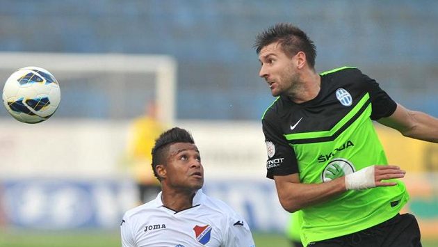 Záložník Baníku Dyjan Carlos De Azevedo (vlevo) a mladoboleslavský obránce Michal Smejkal. Záložník Baníku Dyjan Carlos De Azevedo (vlevo) a mladoboleslavský obránce Michal Smejkal.