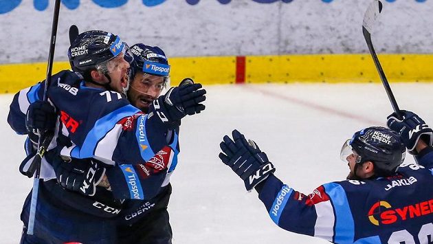 Liberečtí hokejisté (zleva) Tomáš Havlín, Jakub Valský a Michal Birner se radují z vítězství v prodloužení v Třinci. Liberečtí hokejisté (zleva) Tomáš Havlín, Jakub Valský a Michal Birner se radují z vítězství v prodloužení v Třinci.