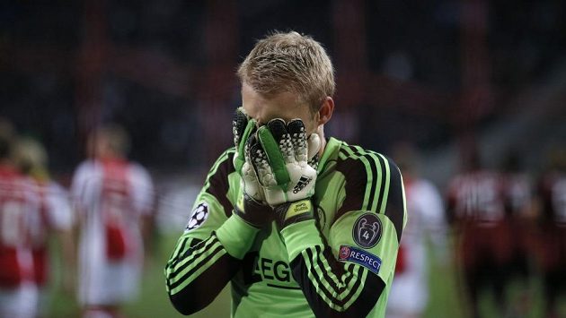 Gólman Ajaxu Jasper Cillessen smutní poté, co inkasoval z pokutového kopu útočníka Ac Milán Maria Balotelliho. Gólman Ajaxu Jasper Cillessen smutní poté, co inkasoval z pokutového kopu útočníka Ac Milán Maria Balotelliho.