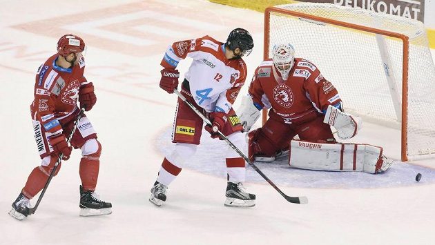 (Zleva) Vladimír Roth z Třince, Jan Knotek z Olomouce a brankář Třince Šimon Hrubec. (Zleva) Vladimír Roth z Třince, Jan Knotek z Olomouce a brankář Třince Šimon Hrubec.