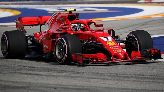 Kimi Räikkönen ze stáje Ferrari během tréninku na Velkou cenu Singapuru. Kimi Räikkönen ze stáje Ferrari během tréninku na Velkou cenu Singapuru.