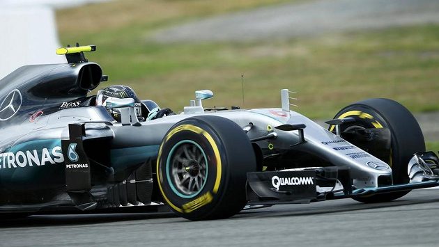 Nico Rosberg se svým mercedesem ovládl oba páteční tréninky na Hockenheimringu. Nico Rosberg se svým mercedesem ovládl oba páteční tréninky na Hockenheimringu.
