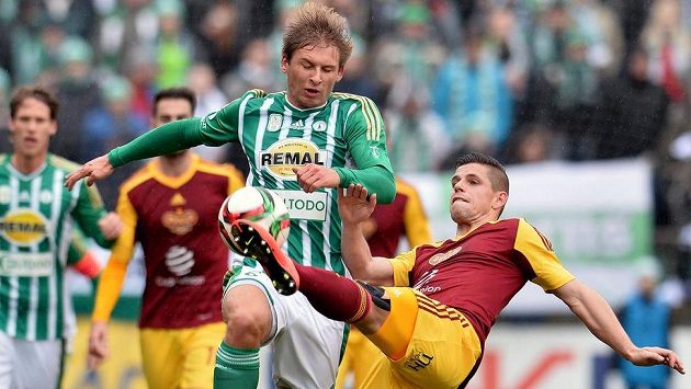 Zleva Michal Hubínek z Bohemians a Ondřej Vrzal z Dukly. Zleva Michal Hubínek z Bohemians a Ondřej Vrzal z Dukly.