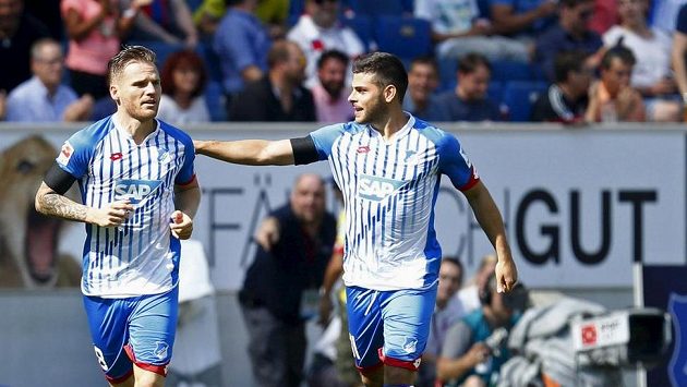 Eugen Polanski (vlevo) a Kevin Volland, autor bleskurychlého gólu Hoffenheimu proti Bayernu v posledním ligovém kole. Bayern ale zápas obrátil. Eugen Polanski (vlevo) a Kevin Volland, autor bleskurychlého gólu Hoffenheimu proti Bayernu v posledním ligovém kole. Bayern ale zápas obrátil.