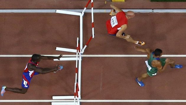 Zleva překážkáři Jhoanis Portilla z Kuby, Petr Svoboda a Brazilec Joao Vitor de Oliveira v semifinále MS. Zleva překážkáři Jhoanis Portilla z Kuby, Petr Svoboda a Brazilec Joao Vitor de Oliveira v semifinále MS.