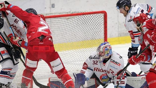 Zleva Peter Trška z Vítkovic, Vladimír Roth z Třince, brankář Vítkovic Patrik Bartošák, Jakub Lev z Vítkovic a Tomáš Marcinko z Třince. Zleva Peter Trška z Vítkovic, Vladimír Roth z Třince, brankář Vítkovic Patrik Bartošák, Jakub Lev z Vítkovic a Tomáš Marcinko z Třince.