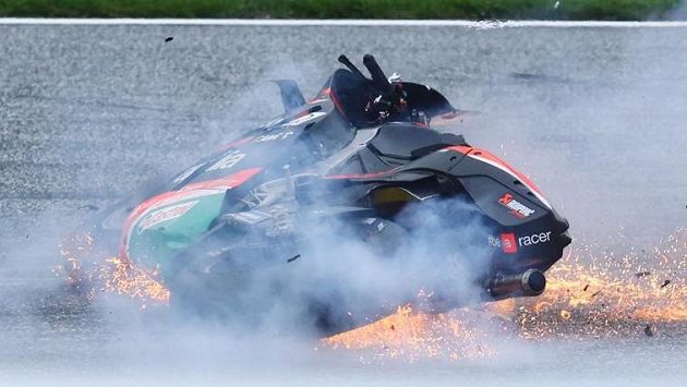 Motocykl jezdce Lorenza Savadoriho během děsivé havárie při Grand Prix Rakouska. Motocykl jezdce Lorenza Savadoriho během děsivé havárie při Grand Prix Rakouska.