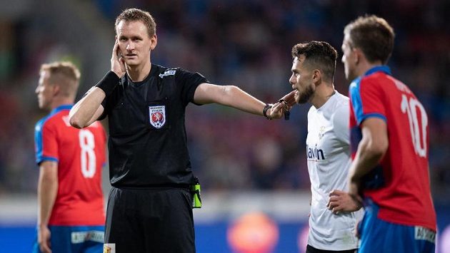 Rozhodčí Ondřej Berka během komunikace s videorozhodčím během utkání Plzně s Opavou. Rozhodčí Ondřej Berka během komunikace s videorozhodčím během utkání Plzně s Opavou.