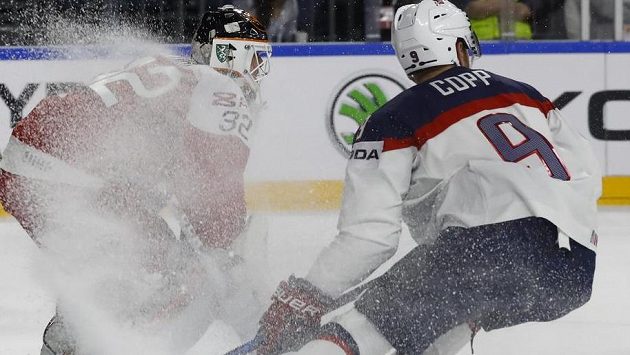 Dánský brankář Sebastian Dahm v ledové tříšti při utkání s USA. Dánský brankář Sebastian Dahm v ledové tříšti při utkání s USA.