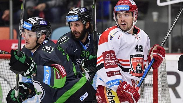 Zleva Lukáš Žejdl a Jan Hanzlík z Mladé Boleslavi a Petr Koukal z Hradce Králové. Zleva Lukáš Žejdl a Jan Hanzlík z Mladé Boleslavi a Petr Koukal z Hradce Králové.