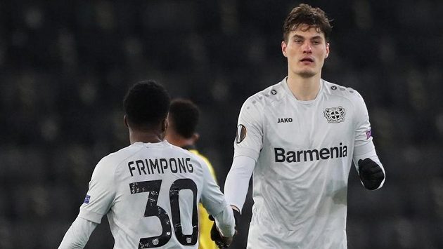 Patrik Schick a Jeremie Frimpong z Leverkusenu se radují z gólu proti Bernu. Patrik Schick a Jeremie Frimpong z Leverkusenu se radují z gólu proti Bernu.