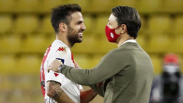 Kouč Monaka Niko Kovač se op zápase raduje s Cesc Fábregasem. Kouč Monaka Niko Kovač se op zápase raduje s Cesc Fábregasem.