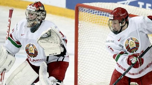 Běloruský hokejista Ilja Suško a brankář Ivan Kulbakov v zápase MS dvacítek. Běloruský hokejista Ilja Suško a brankář Ivan Kulbakov v zápase MS dvacítek.