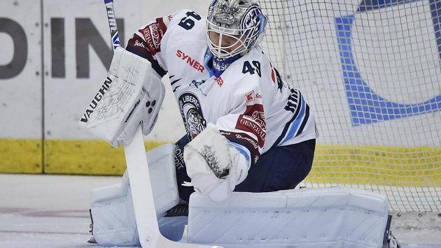 Brankář Liberce Dominik Hrachovina si připsal vítězný extraligový debut. Brankář Liberce Dominik Hrachovina si připsal vítězný extraligový debut.