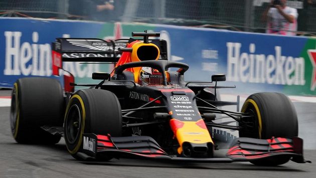 Jezdec formule 1 Max Verstappen v kvalifikaci na Velkou cenu Mexika. Jezdec formule 1 Max Verstappen v kvalifikaci na Velkou cenu Mexika.