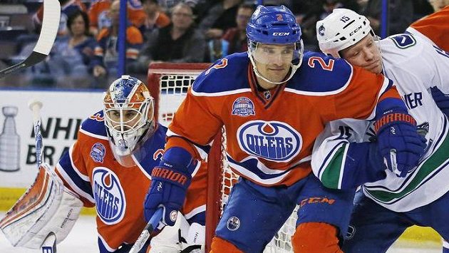 Slovenský obránce Edmontonu Andrej Sekera (uprostřed) v souboji s Derekem Dorsettem z Vancouveru. Slovenský obránce Edmontonu Andrej Sekera (uprostřed) v souboji s Derekem Dorsettem z Vancouveru.