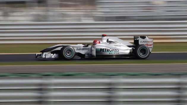 Michael Schumacher na trati okruhu v korejském Jeongamu. Michael Schumacher na trati okruhu v korejském Jeongamu.