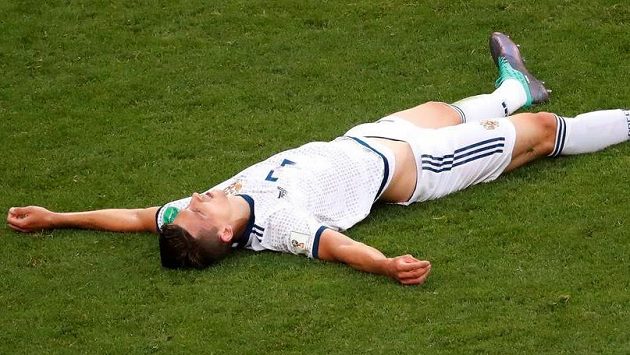 Na lopatkách skončil v pondělním utkání MS s Uruguayí nejen zadák Ilja Kutěpov ale obrazně i celý ruský tým. Na lopatkách skončil v pondělním utkání MS s Uruguayí nejen zadák Ilja Kutěpov ale obrazně i celý ruský tým.