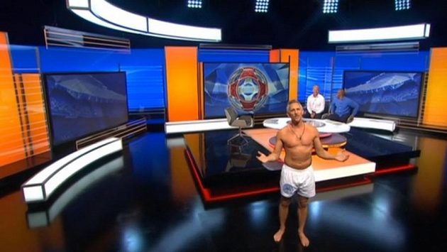Začíná slavný pořad Match of the Day a Gary Lineker předstupuje před kamery pouze v trenkách. Začíná slavný pořad Match of the Day a Gary Lineker předstupuje před kamery pouze v trenkách.