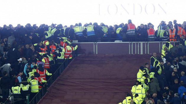 Policie a pořadatelé se marně snažili od sebe fanoušky Chelsea a West Hamu oddělit. Policie a pořadatelé se marně snažili od sebe fanoušky Chelsea a West Hamu oddělit.