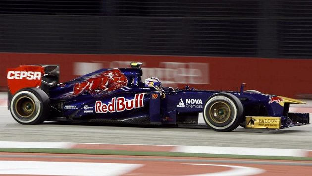 Na snímku pilot Ricciardo, který závodí za stáj Toro Rosso. Jeho tým patří mezi ty, který se vyslovuje proti rostoucím nákladům v MS formule 1. Na snímku pilot Ricciardo, který závodí za stáj Toro Rosso. Jeho tým patří mezi ty, který se vyslovuje proti rostoucím nákladům v MS formule 1.