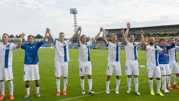 Liberečtí fotbalisté slaví vítězství na hřišti Košic. Na snímku je i autor jediné branky zápasu záložník Marek Jarolím (čtvrtý zleva). Liberečtí fotbalisté slaví vítězství na hřišti Košic. Na snímku je i autor jediné branky zápasu záložník Marek Jarolím (čtvrtý zleva).