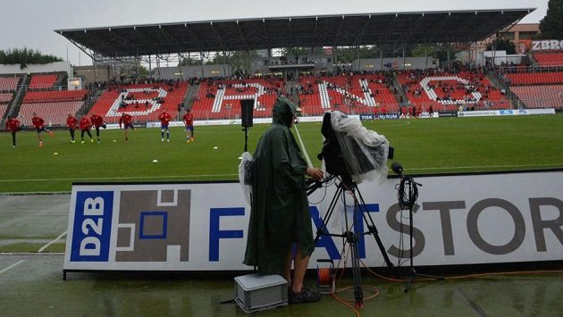 Podmáčené hřiště nedovolilo v červenci sehrát zápas Brna se Slavií. Podmáčené hřiště nedovolilo v červenci sehrát zápas Brna se Slavií.