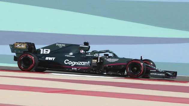 Kanaďan Lance Stroll s vozem stáje Aston Martin na okruhu v Bahrajnu. Kanaďan Lance Stroll s vozem stáje Aston Martin na okruhu v Bahrajnu.