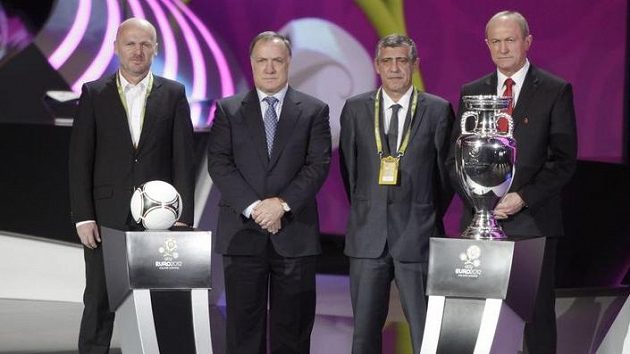 Zleva - český trenér Michal Bílek, kouč Ruska Dick Advocaat, Řecka Fernando Santos a Polska Franciszek Smuda těsně po kyjevském losu. Zleva - český trenér Michal Bílek, kouč Ruska Dick Advocaat, Řecka Fernando Santos a Polska Franciszek Smuda těsně po kyjevském losu.