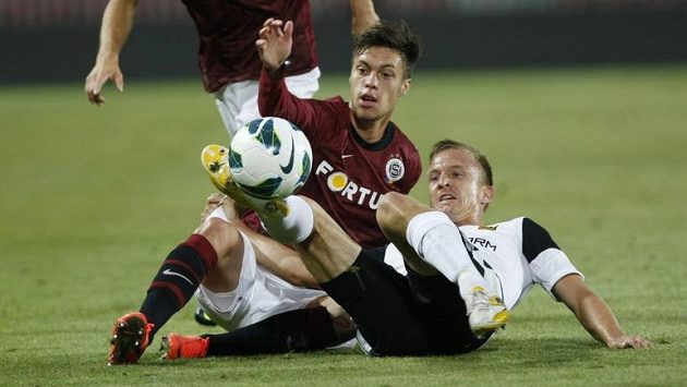 Sparťan Václav Kadlec (vlevo) v souboji se Schrottem z Admiry. Sparťan Václav Kadlec (vlevo) v souboji se Schrottem z Admiry.