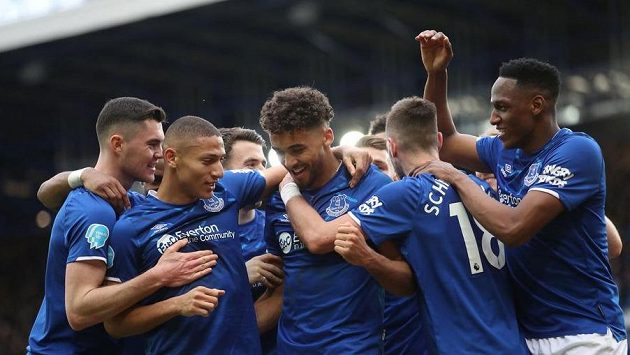 Fotbalisté Evertonu se radují z branky proti Crystal Palace v 26. kole Premier League. Fotbalisté Evertonu se radují z branky proti Crystal Palace v 26. kole Premier League.