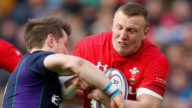 Hadleigh Parkes z Walesu (v červeném) v duelu ve Skotsku. Hadleigh Parkes z Walesu (v červeném) v duelu ve Skotsku.