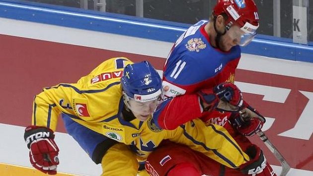 Švédský zadák Tom Nilsson (vlevo) v souboji se Sergejem Andronovem z Ruska. Švédský zadák Tom Nilsson (vlevo) v souboji se Sergejem Andronovem z Ruska.