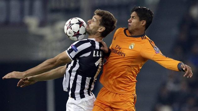 Fernando Llorente (vlevo) z Juventusu bojuje o míč s Raphaelem Varanem z Realu Madrid. Fernando Llorente (vlevo) z Juventusu bojuje o míč s Raphaelem Varanem z Realu Madrid.