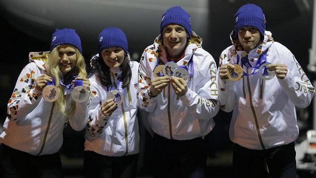 Čeští biatlonisté prožili skvostnou sezónu korunovanou pěti olympijskými medailemi v Soči. Čeští biatlonisté prožili skvostnou sezónu korunovanou pěti olympijskými medailemi v Soči.