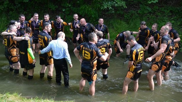 Koupel ragbyových mistrů v Rokytce. Koupel ragbyových mistrů v Rokytce.