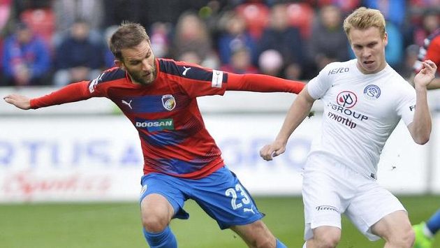 Zleva Marek Bakoš z Viktorie Plzeň a David Machalík ze Slovácka. Zleva Marek Bakoš z Viktorie Plzeň a David Machalík ze Slovácka.