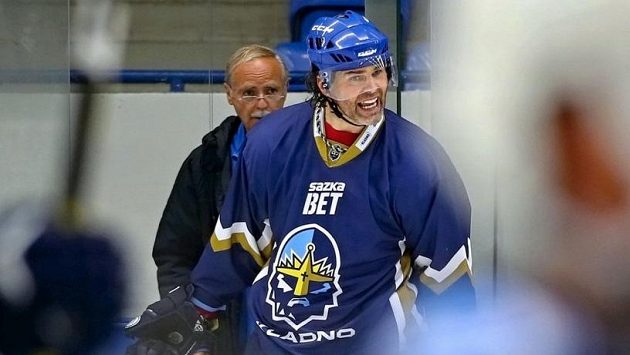 Kladenský útočník Jaromír Jágr start extraligy nestihne. Kladenský útočník Jaromír Jágr start extraligy nestihne.